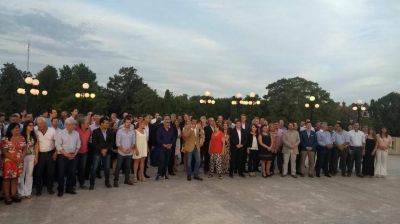 Massa reuni� a su tropa para el �ltimo mensaje del a�o y pidi� abrir los brazos
