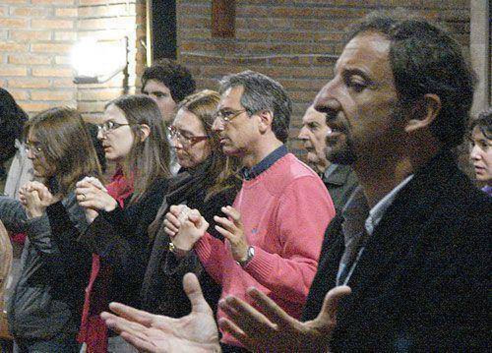 En la misa de Helios Eseverri, juntos pero separados