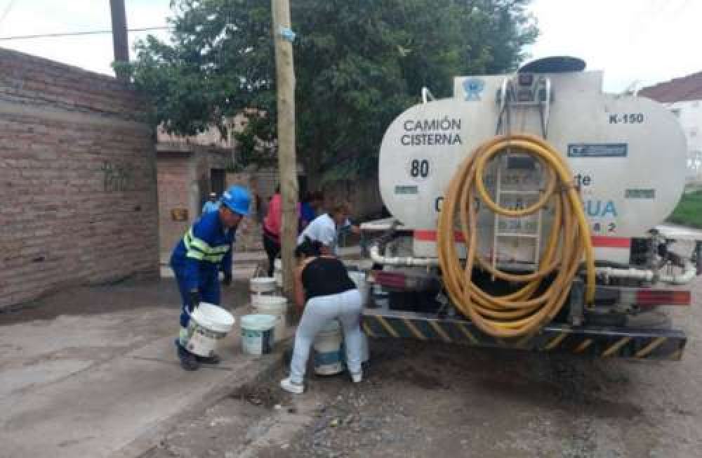 Aguas del Norte reparti agua en barrios que no cuentan con el servicio