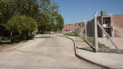 Avil�s inaugur� la obra de adoquinado en el acceso al colegio IPEM 359