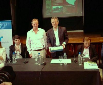 Se entregaron aportes a productores: �Reintegramos la inversi�n que ellos ya ven�an realizando� dijo Etchevehere 