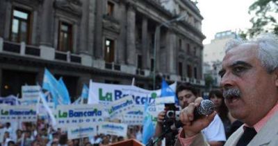 Bancarios denunciaron que los empujan a parar para evitar una corrida bancaria