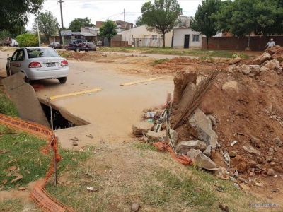 Pluvial de avenida Frondizi, una obra inconclusa que genera problemas y riesgos