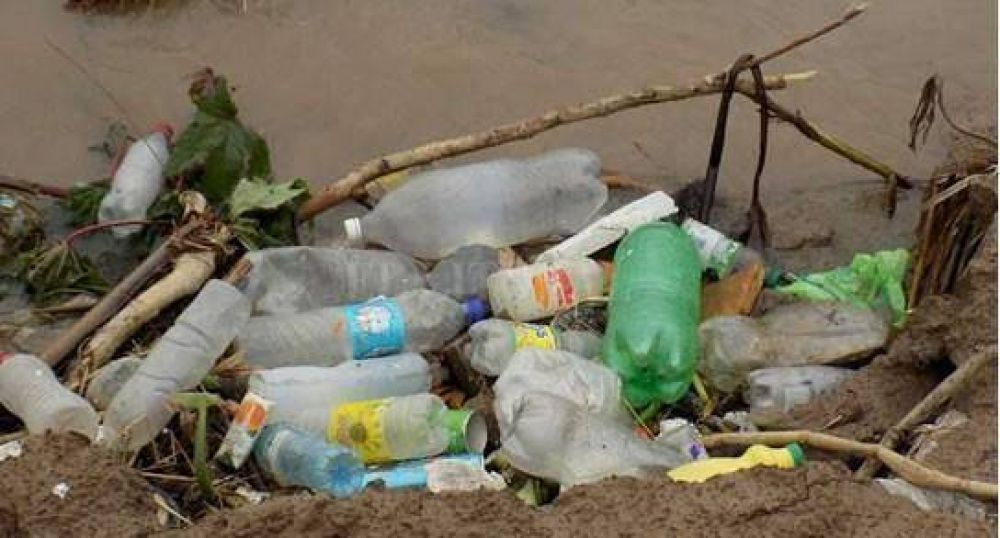 Laguna Set�bal: preocupa la cantidad de basura en la costa