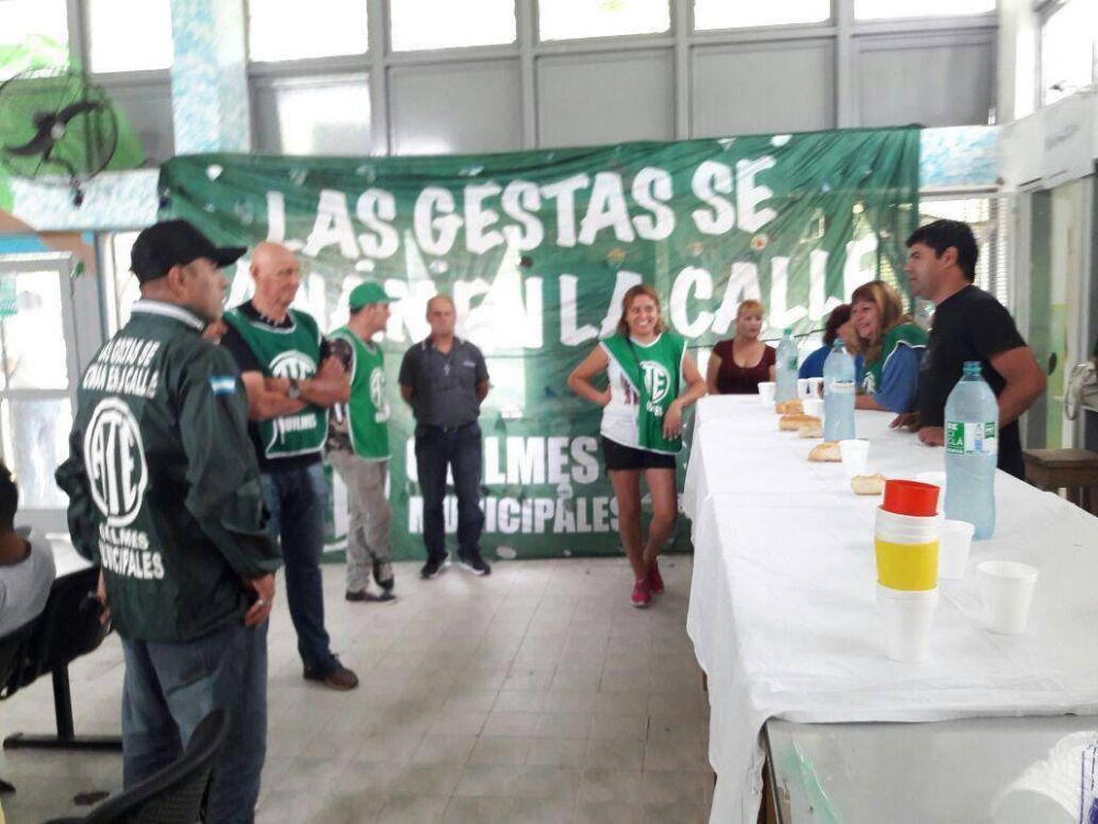  Protesta en Solano: Trabajadores del hospital municipal brindaron con pan y agua