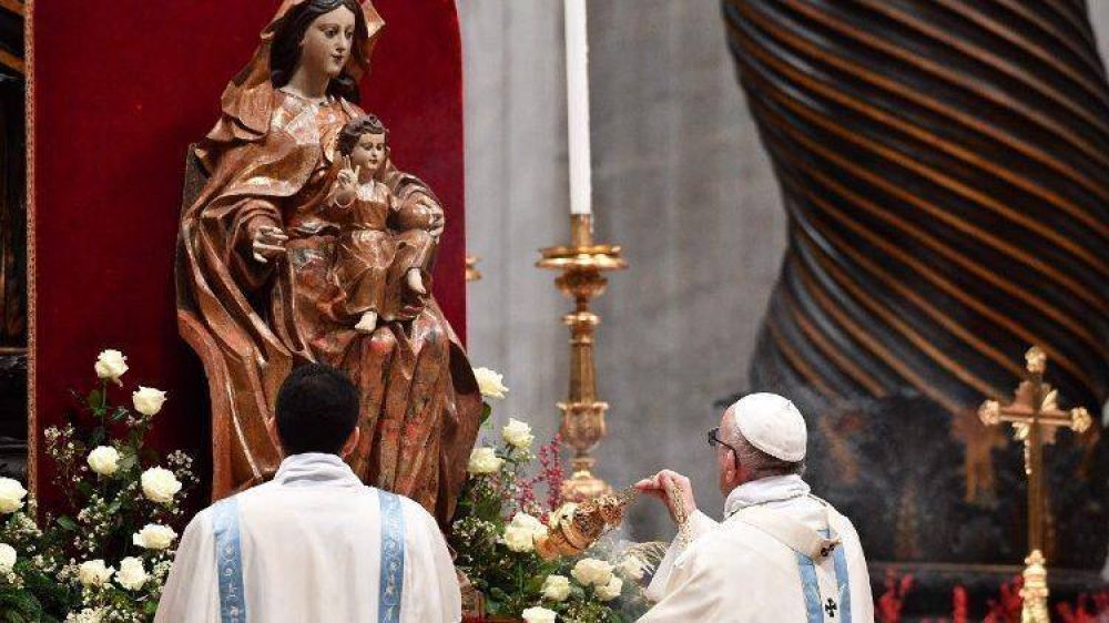 Papa: Mar�a custodie el 2018 y el mundo con la paz de su Hijo