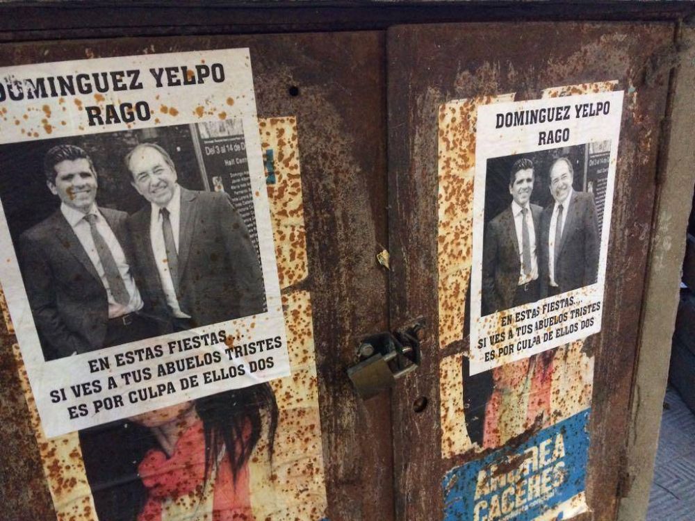 Pegatinas contra Rago y Domnguez Yelpo en Necochea
