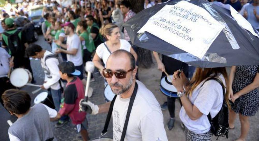 Trabajadores despedidos marcharon a Educacin y exigen una reunin con funcionarios de Vidal