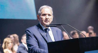 Gobierno presiona en bancos para fijar pauta salarial de 15%