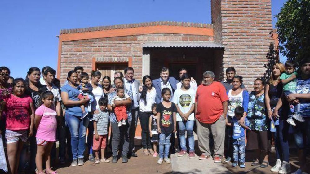 El Gobernador inaugur� las primeras viviendas sociales del a�o en El Bobadal