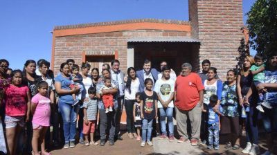 El Gobernador inaugur� las primeras viviendas sociales del a�o en El Bobadal