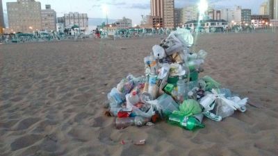 Monta�as de basura recibieron a los turistas en la playa en 2018