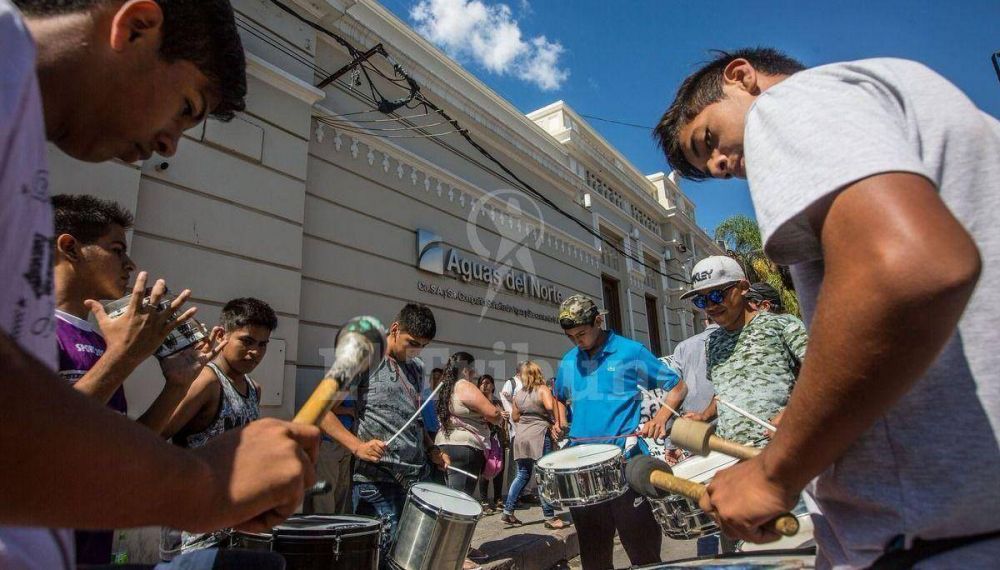 Vecinos se manifestaron frente a Aguas del Norte por la crisis en el servicio