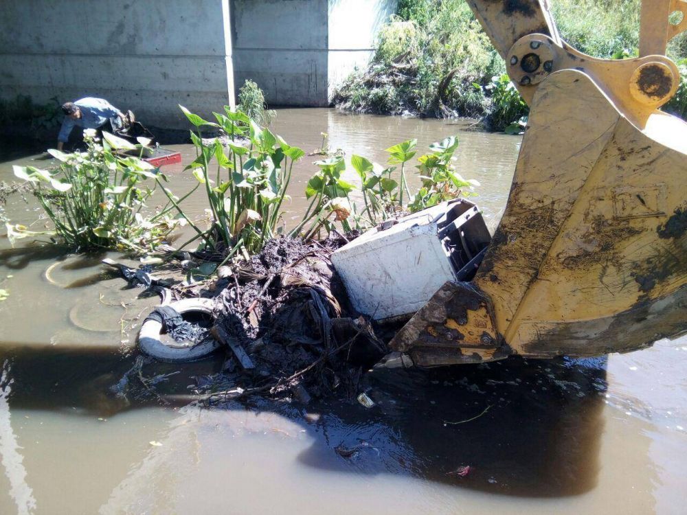 OSSE retir un tronco y restos de autopartes del cauce del arroyo La Tapera