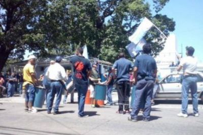 La f�brica de envases del Plata despidi� a 20 operarios y la UOM arm� una carpa en la puerta