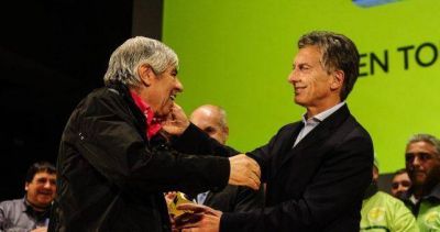 Macri tiende puentes con Moyano con la esperanza de quebrar la resistencia a la reforma laboral
