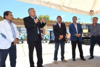 El gobernador Morales hizo entrega de equipamiento t�cnico para Agua Potable de Jujuy S.E.