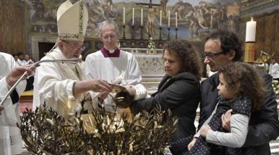 El Papa bautiza 34 ni�os: Si no se habla el lenguaje del amor no se puede transmitir la fe