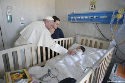 Viernes de la misericordia: El Papa con los ni�os enfermos