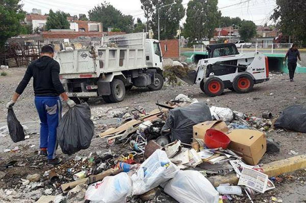 Intensifican trabajos de erradicaci�n de los mini basurales en Trelew