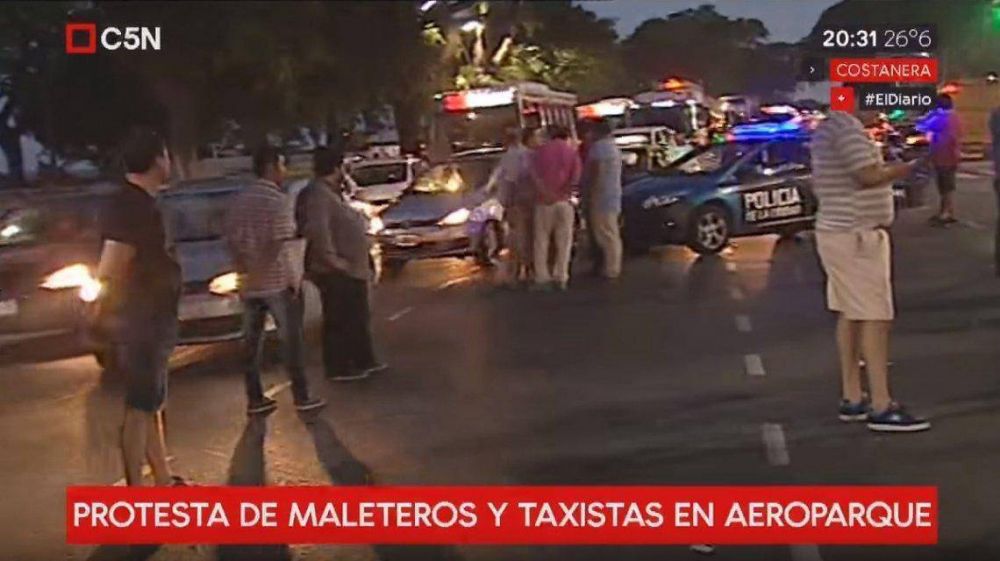 Maleteros de Aeroparque cortaron Costanera porque les impiden trabajar