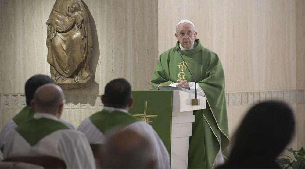 El Papa se�ala las 3 caracter�sticas en las que se sostiene la autoridad del sacerdote