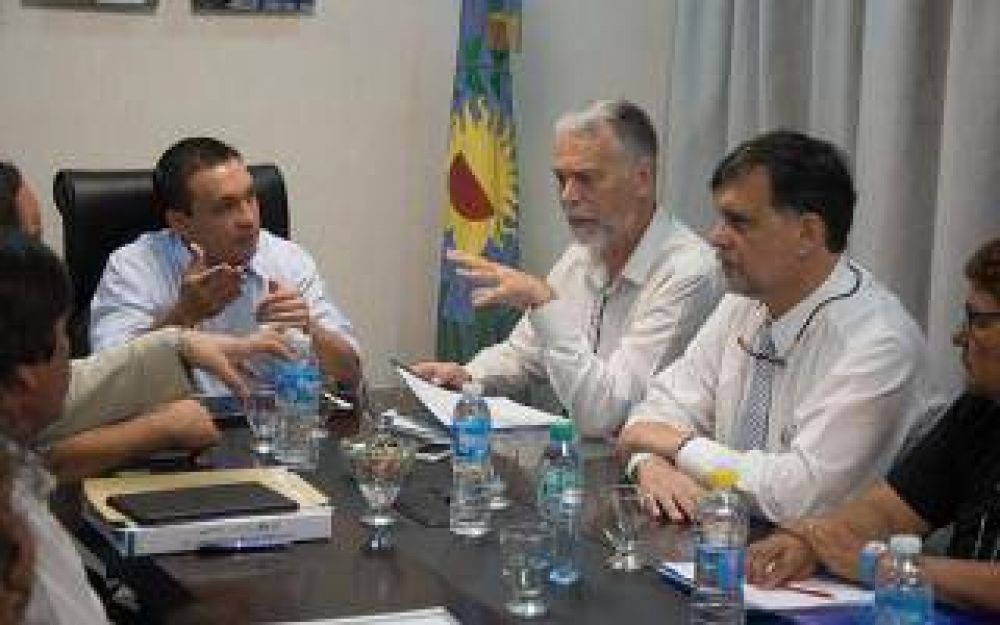 Florencio Varela: Por los continuos cortes, el intendente Watson reuni a Aysa con vecinos afectados