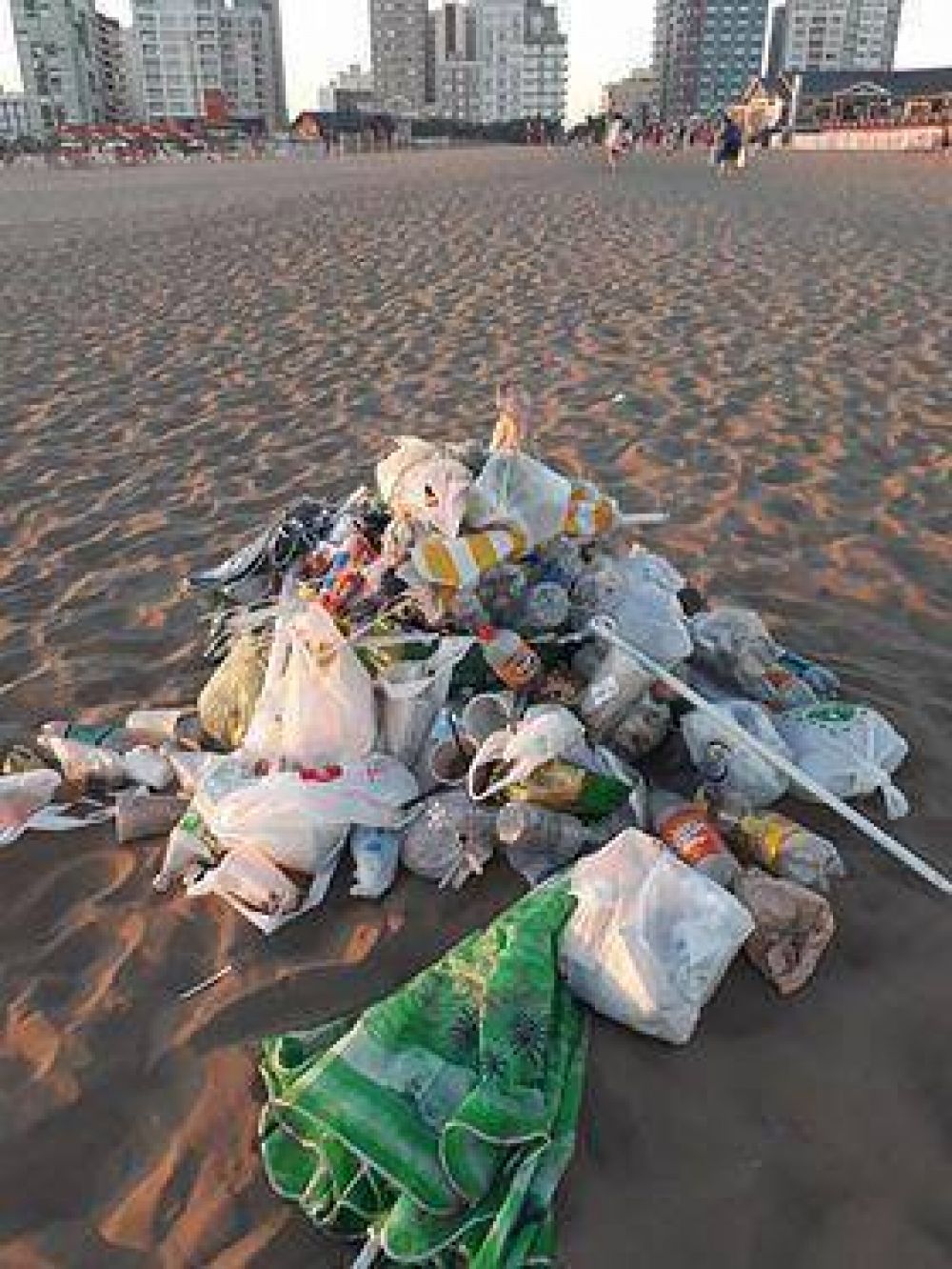 Turistas reclaman por mas tachos de basura