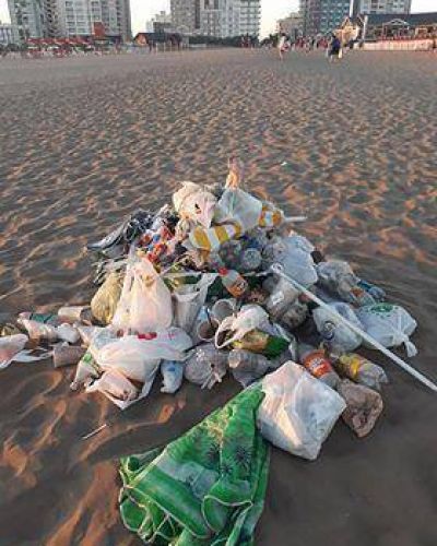 Turistas reclaman por mas tachos de basura
