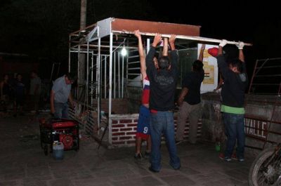 RECUPERANDO EL ESPACIO P�BLICO: LEVANTARON QUIOSCOS ADYACENTE AL PUENTE LAVALLE