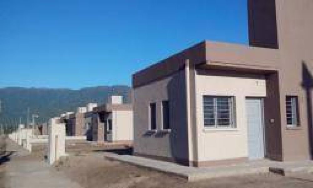 El gobierno riojano construir 500 viviendas con recursos propios