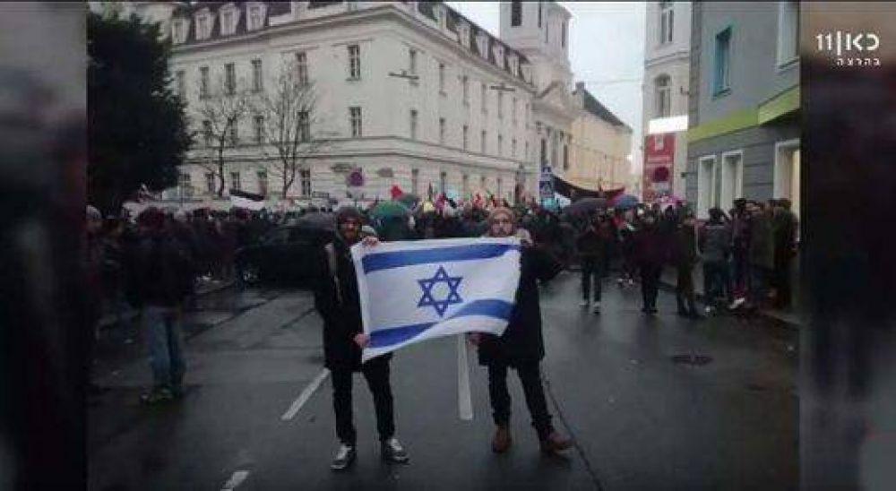 Polica de Viena multa a estudiantes judos por ondear la bandera israel en manifestacin pro palestina