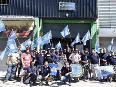 Metalrgicos: 15 trabajadores no cobran su sueldo y la empresa amenaz que cerrara