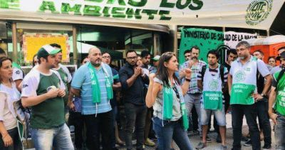 Bergman accedi� a revisar los despidos y los trabajadores levantaron el acampe