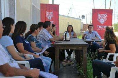 El equipo de h�bitat social de Tigre se reuni� en el barrio Cina Cina de Troncos del Talar 