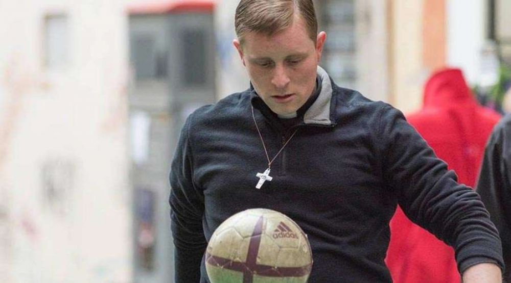 Sacerdotes unen el f�tbol con la evangelizaci�n en las calles de Brasil