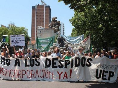 Los despedidos de la UEP encabezaron una multitudinaria marcha a Casa de Gobierno