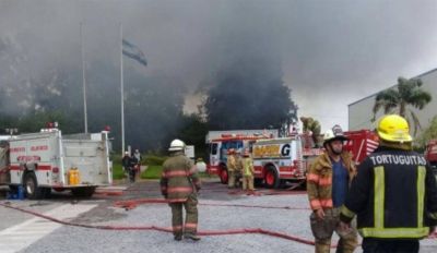 Feroz incendio en un complejo de log�stica en Malvinas Argentinas