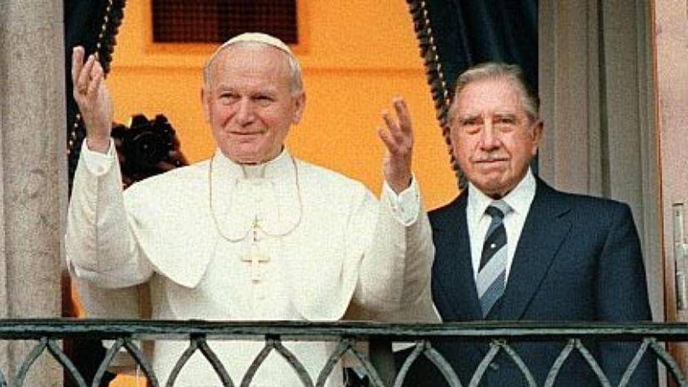 Un Papa vuelve a la Moneda despus del balconazo de Pinochet