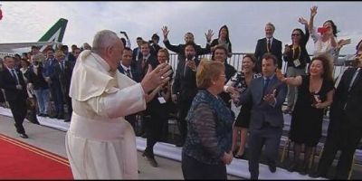 El viento, Bachelet y decenas de miles de chilenos reciben al Papa en Santiago