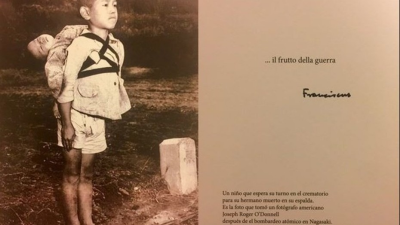 La estremecedora foto que el Papa reparti� en el vuelo