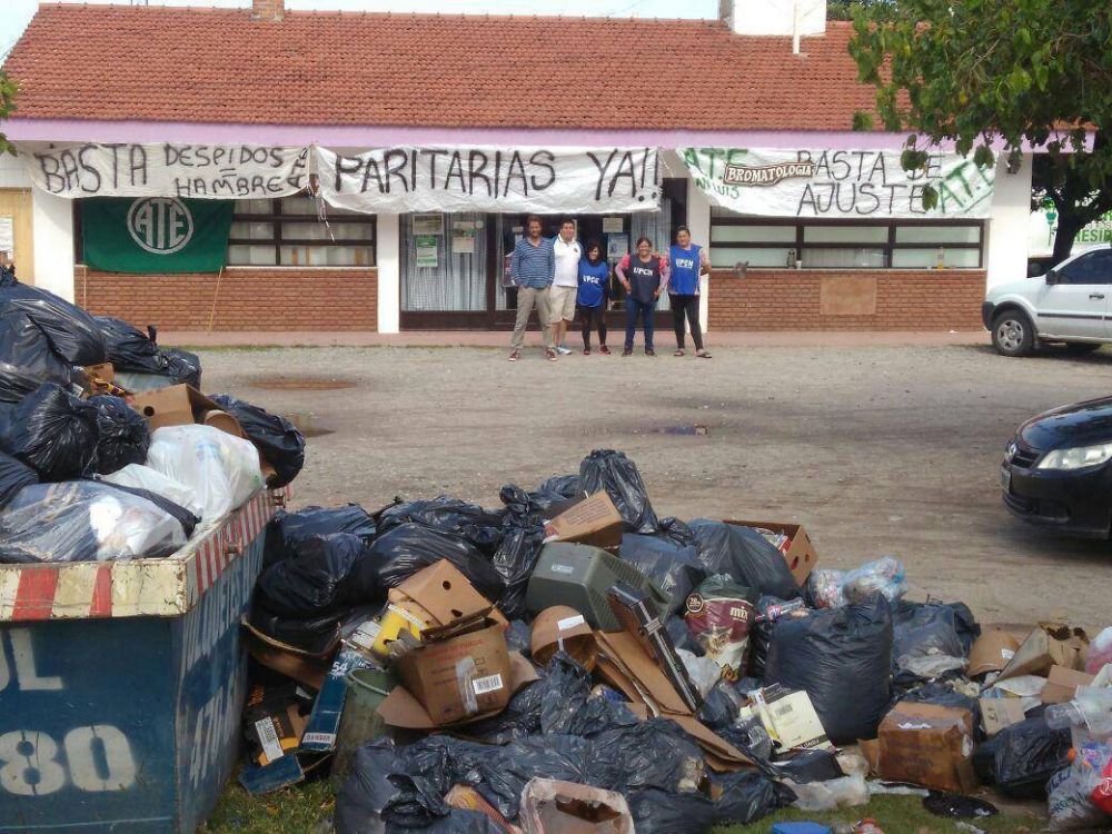 Contina el paro de los Municipales de Merlo y se acumula la basura en las calles