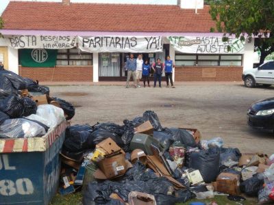 Contin�a el paro de los Municipales de Merlo y se acumula la basura en las calles