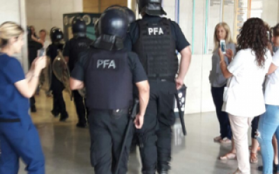 Cesantean 120 contratados en el Hospital Posadas y denuncian intimidaci�n policial