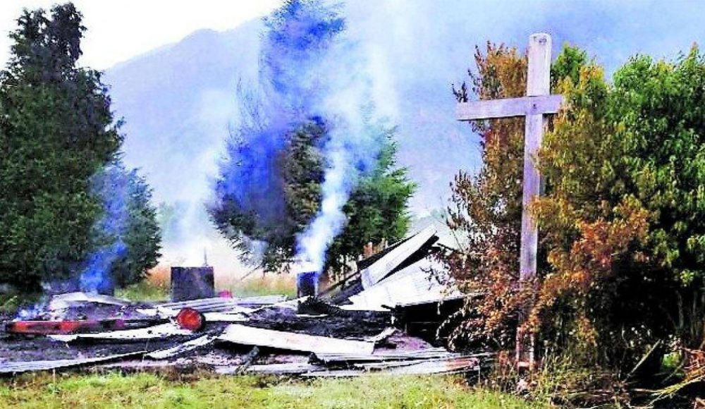 Antes de la llegada del Papa, queman una capilla y dos helicópteros en Temuco
