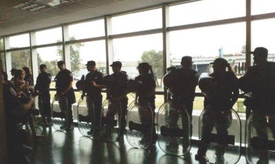 Echaron a 120 trabajadores del Hospital Posadas y el Gobierno amedrent� a los trabajadores con la Polic�a Federal