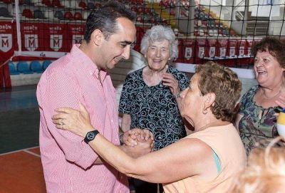 Tagliaferro junto a adultos mayores en la Colonia de Verano
