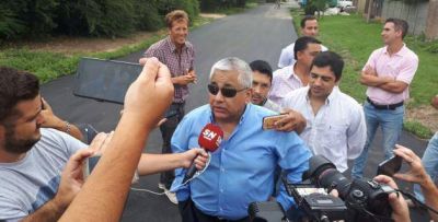 Con varios de sus funcionarios, Cecilio Salazar inaugur� la obra de pavimentaci�n de las 170 cuadras