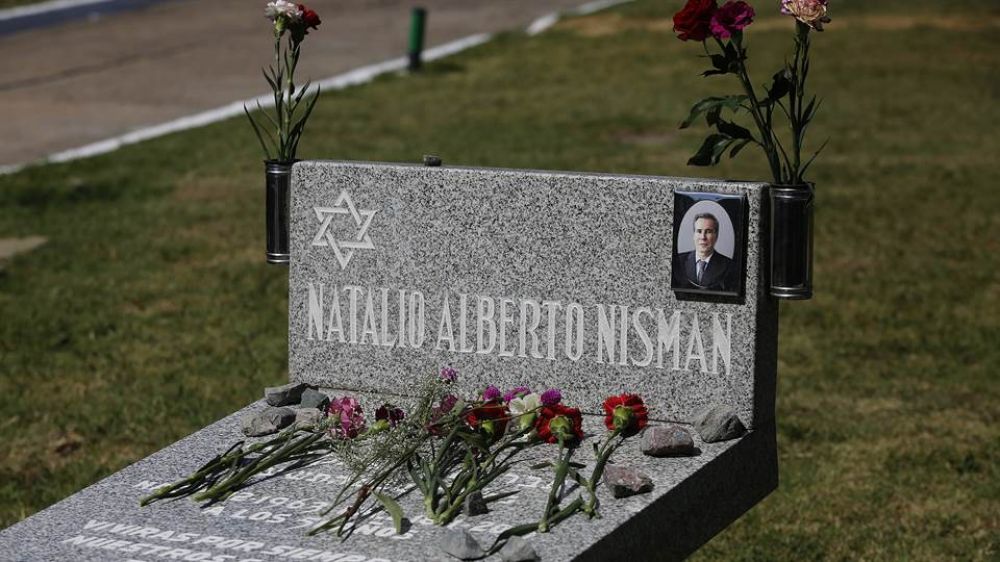 Familiares y funcionarios homenajearon a Alberto Nisman en el cementerio de La Tablada