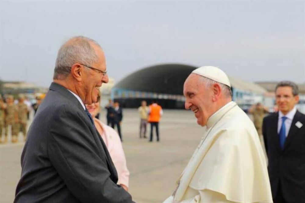 Perú recibió al papa Francisco con el fervor que no hubo en Chile